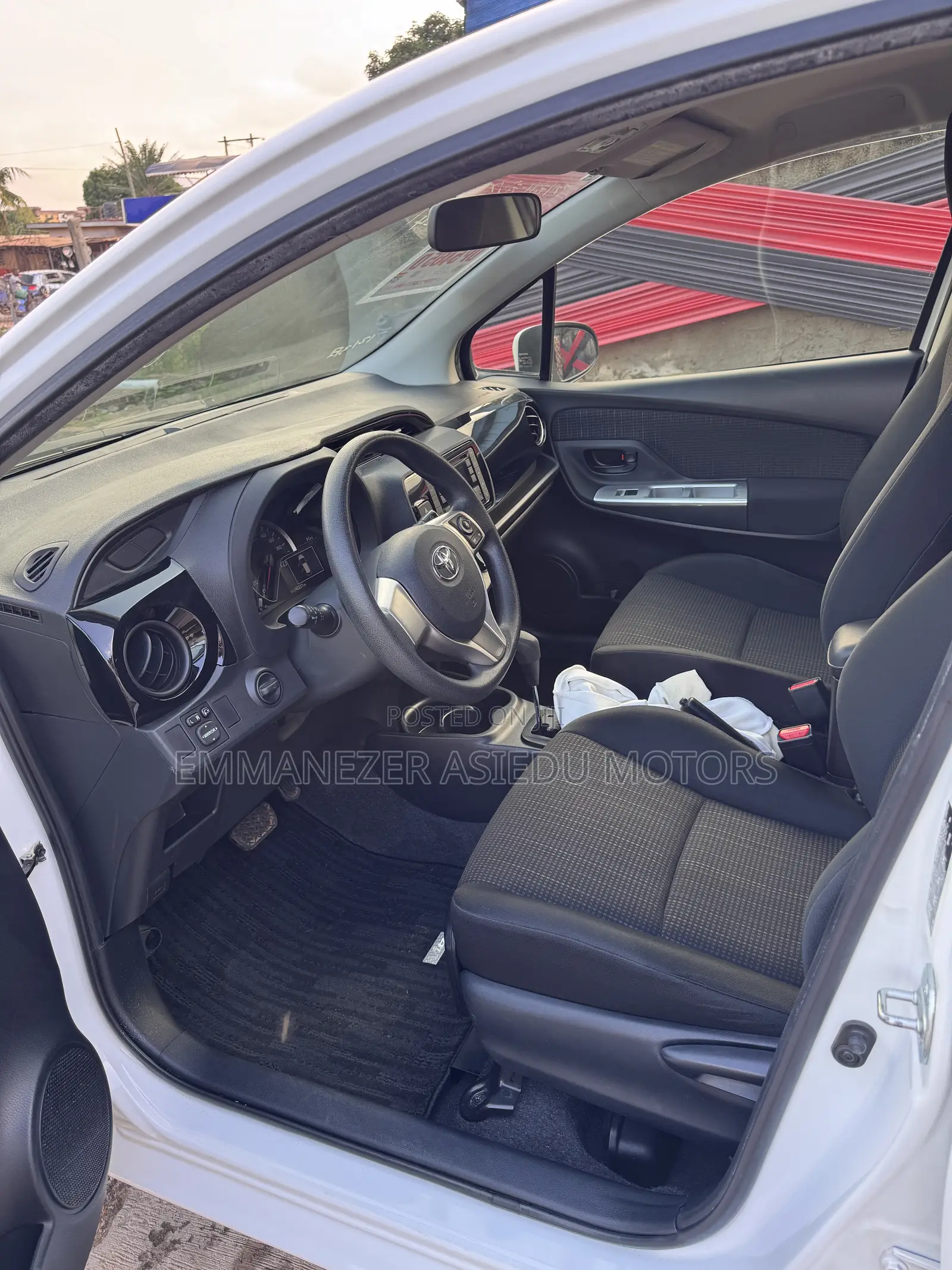 Toyota Vitz 1.3 FWD 5dr 2015 White