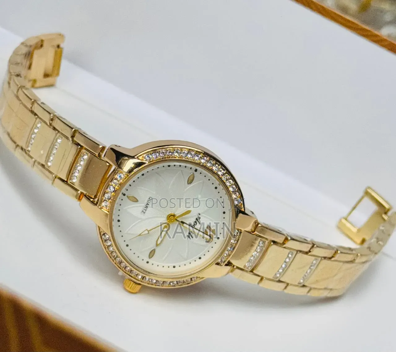 Elegant Gold-Tone Women's Quartz Bracelet Watch
