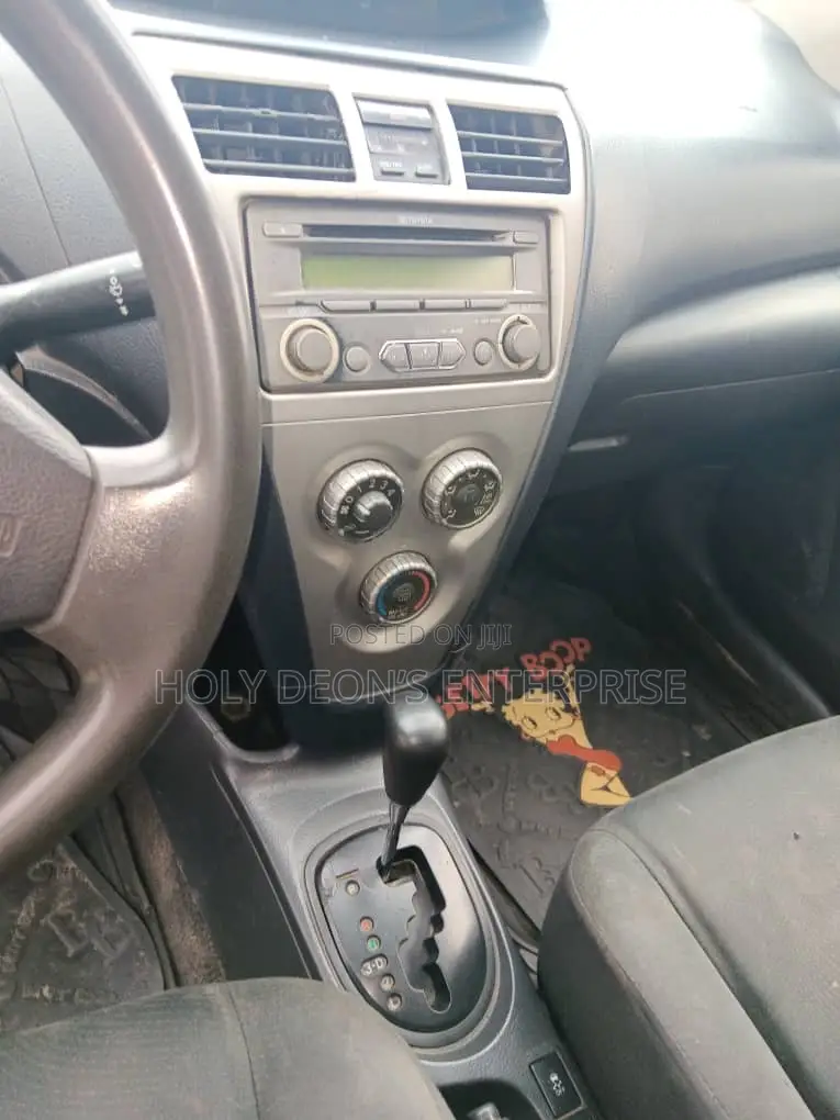 Toyota Vitz 1.3 FWD 5dr 2012 Silver