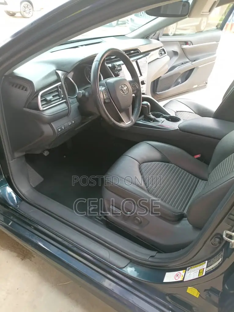 Toyota Camry XLE FWD (2.5L 4cyl 8AM) 2018 Blue