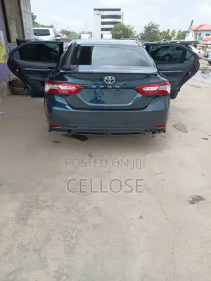 Toyota Camry XLE FWD (2.5L 4cyl 8AM) 2018 Blue