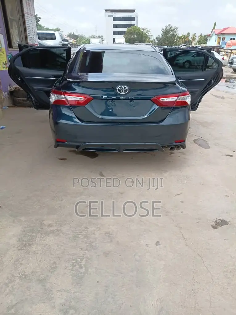 Toyota Camry XLE FWD (2.5L 4cyl 8AM) 2018 Blue