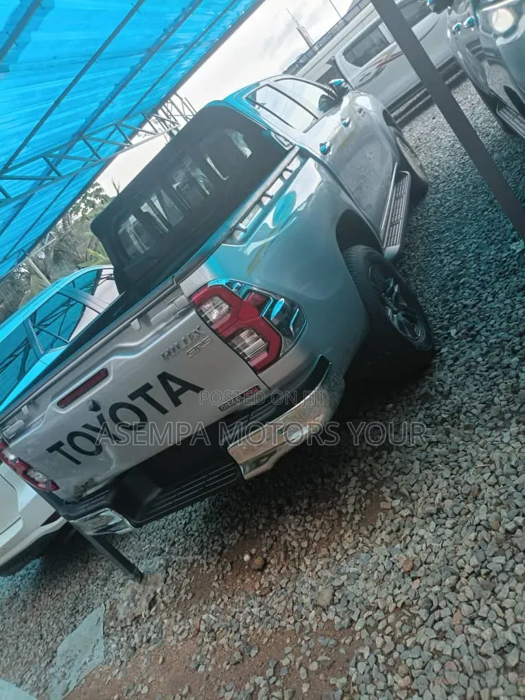 New Toyota Hilux 2025 Silver