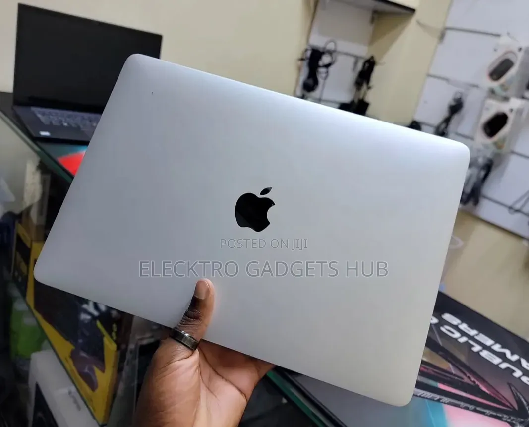 Laptop Apple MacBook Pro 2022 M2 8GB Apple M2 SSD 256GB