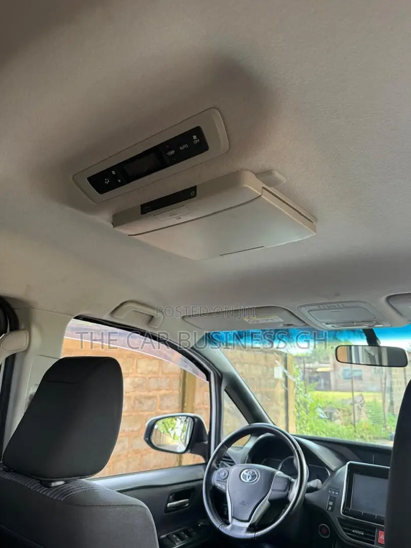 Toyota Voxy 2014 White