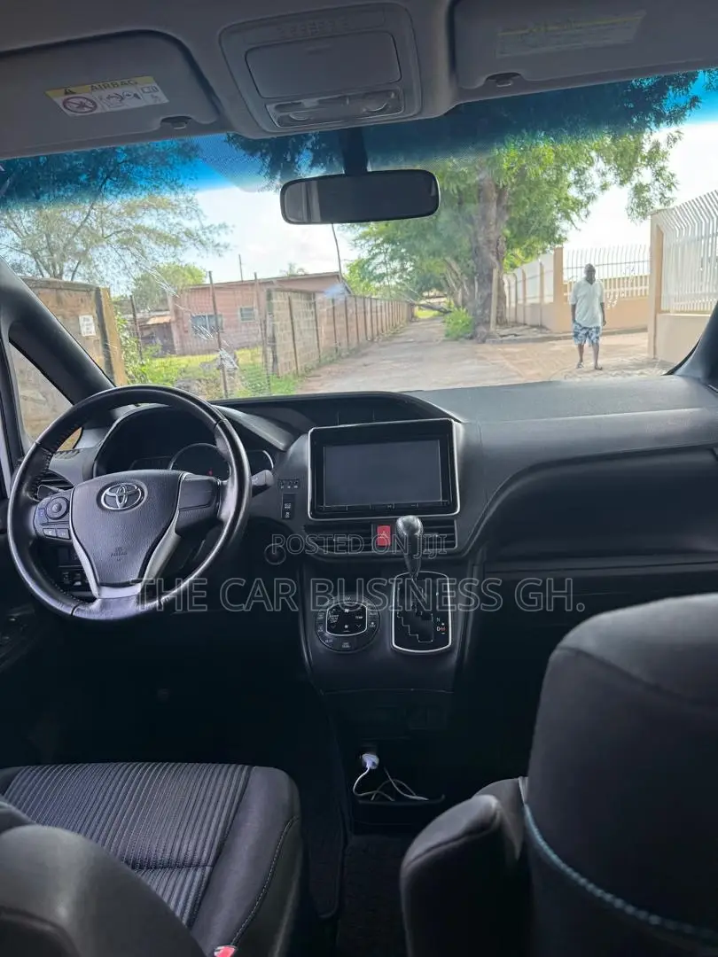 Toyota Voxy 2014 White
