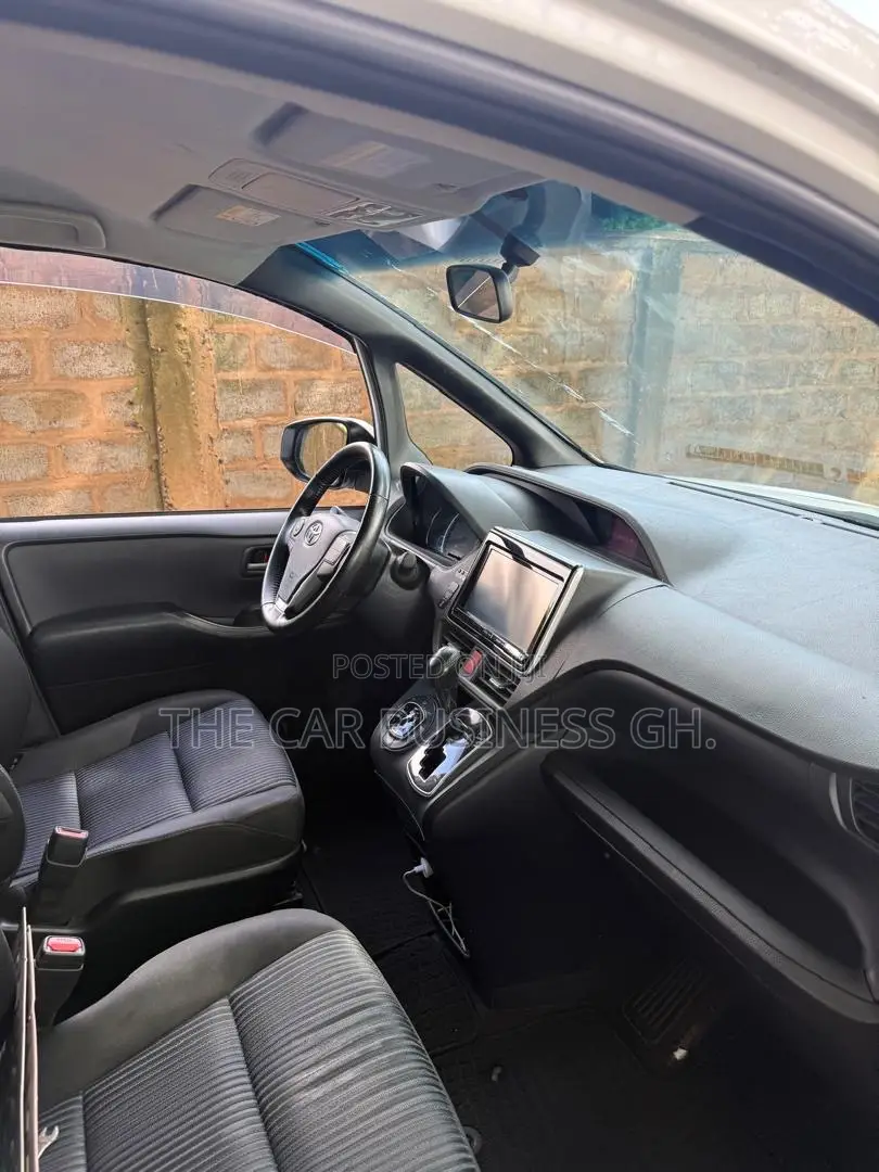 Toyota Voxy 2014 White