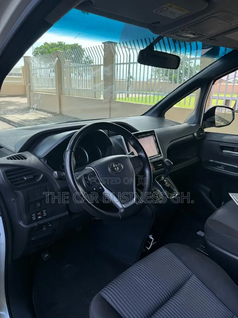 Toyota Voxy 2014 White