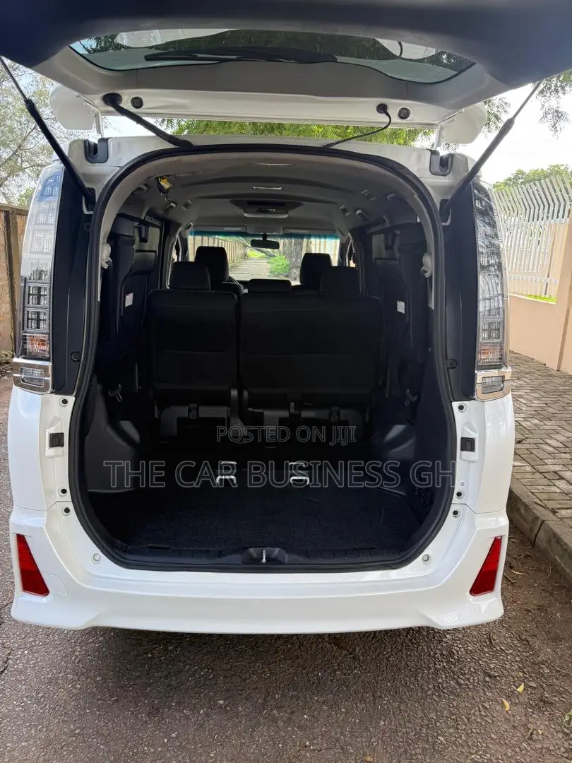 Toyota Voxy 2014 White