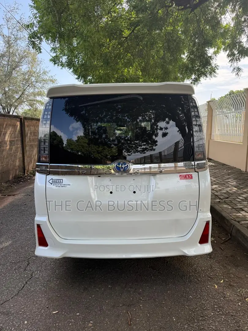 Toyota Voxy 2014 White