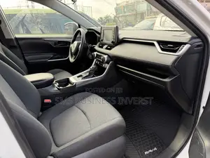 Toyota RAV4 LE 2021 White