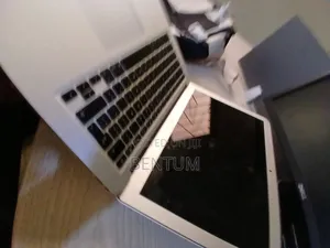 New Laptop Apple MacBook 2015 8GB Intel Core i5 SSD 256GB