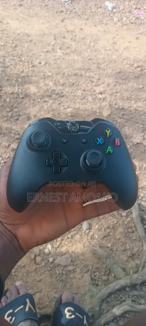 Xbox One Console With Fc26 Update and One Controller