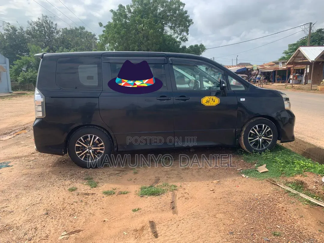 Toyota Voxy V 2WD 7-Seater 2013 Black