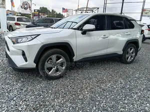 Toyota RAV4 2022 White