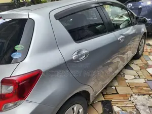 Toyota Vitz 1.3 AWD 5dr 2015 Silver