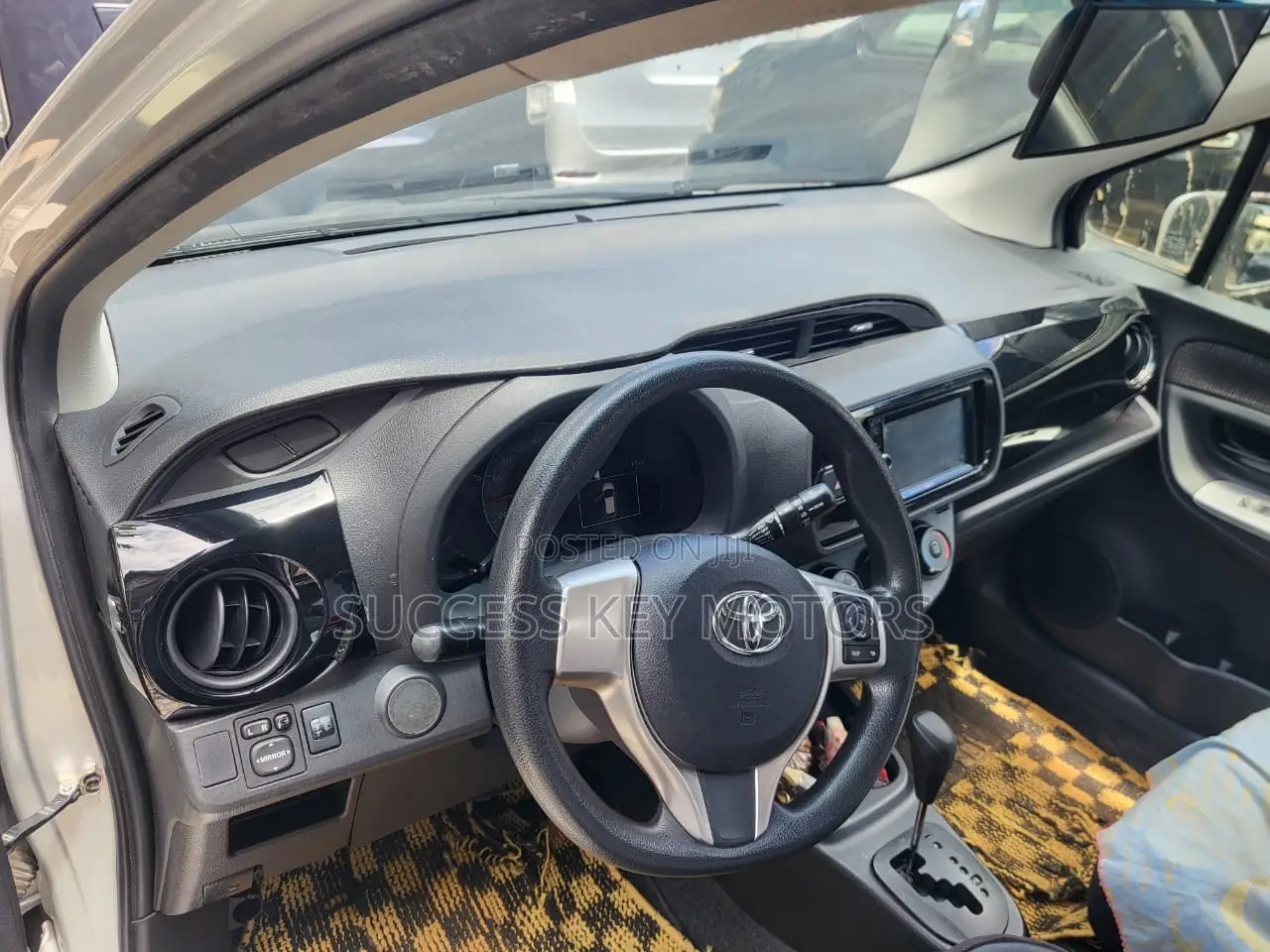 Toyota Vitz 1.3 AWD 5dr 2015 Silver