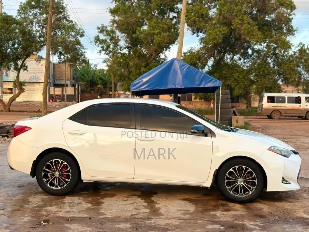 Toyota Corolla LE (1.8L 4cyl 2A) 2018 White