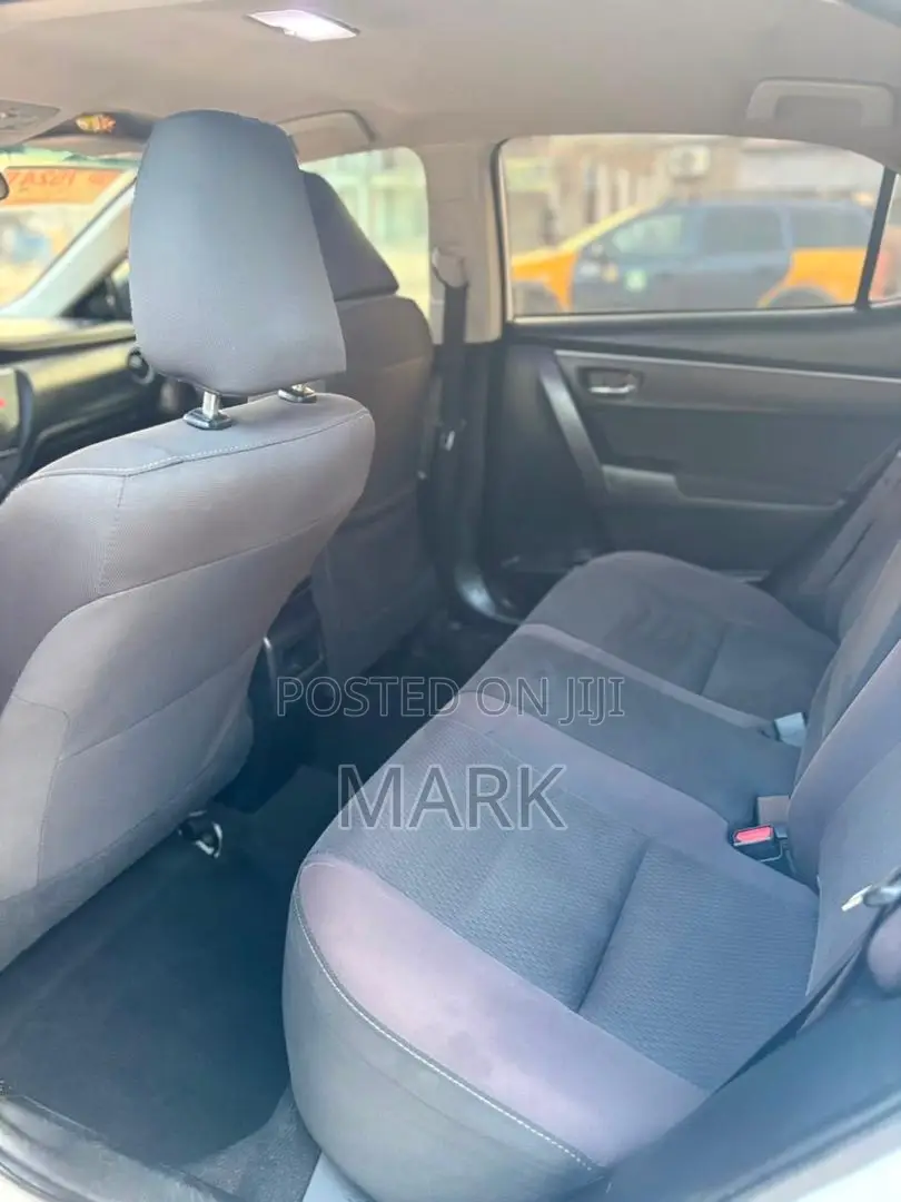 Toyota Corolla LE (1.8L 4cyl 2A) 2018 White