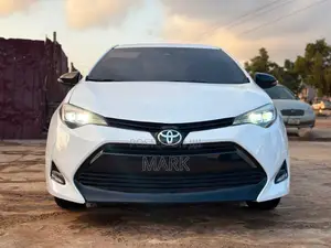 Toyota Corolla LE (1.8L 4cyl 2A) 2018 White