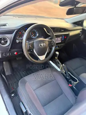 Toyota Corolla LE (1.8L 4cyl 2A) 2018 White
