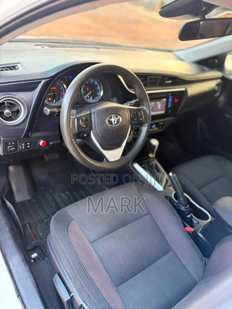 Toyota Corolla LE (1.8L 4cyl 2A) 2018 White