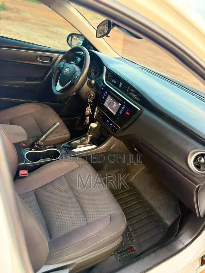Toyota Corolla LE (1.8L 4cyl 2A) 2018 White