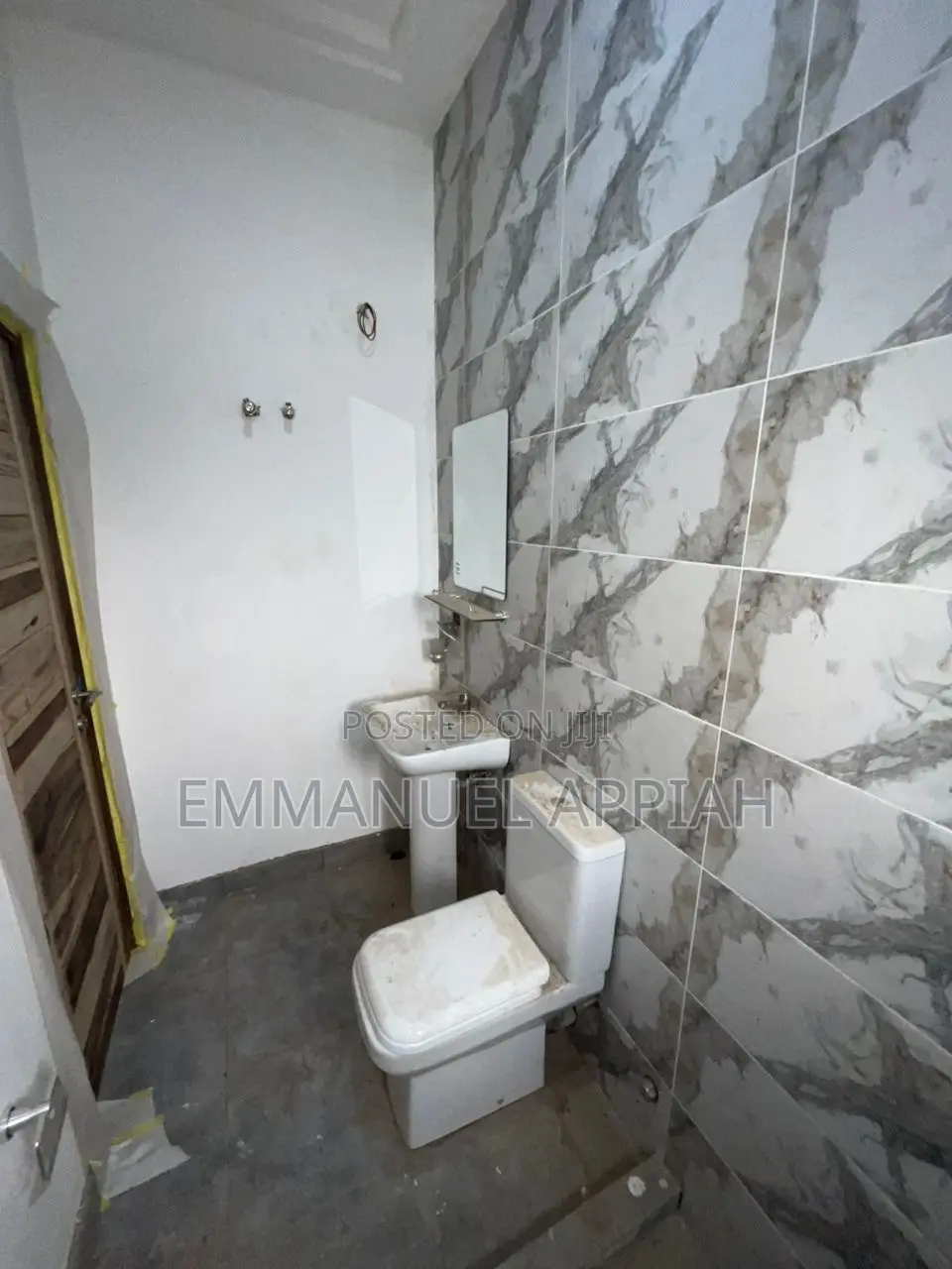 5 Stores and Apt for Sale at Ga Ablekuma Odumase
