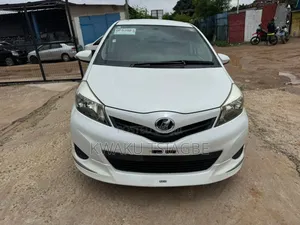 Toyota Vitz 2011 Pearl