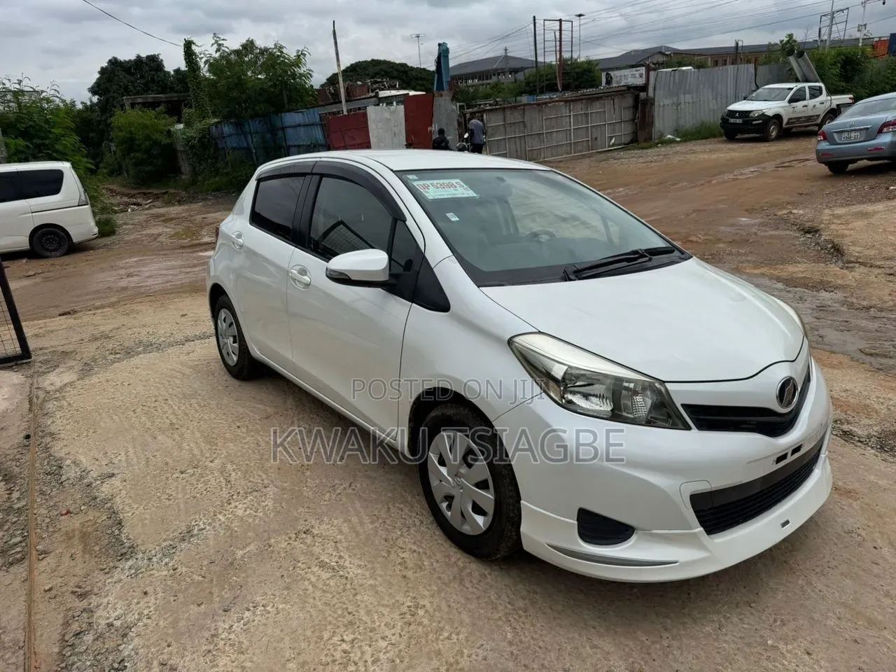 Toyota Vitz 2011 Pearl