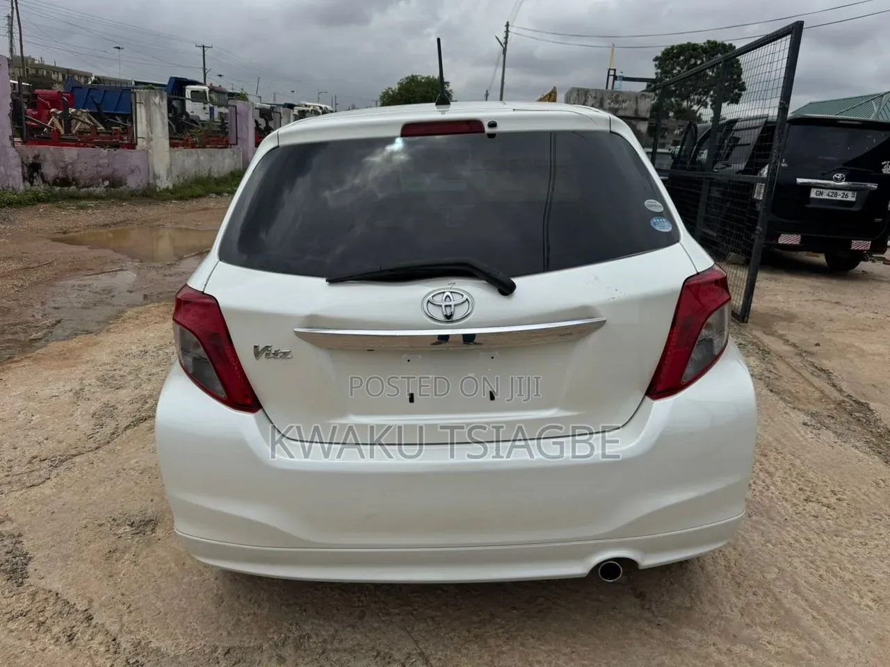 Toyota Vitz 2011 Pearl