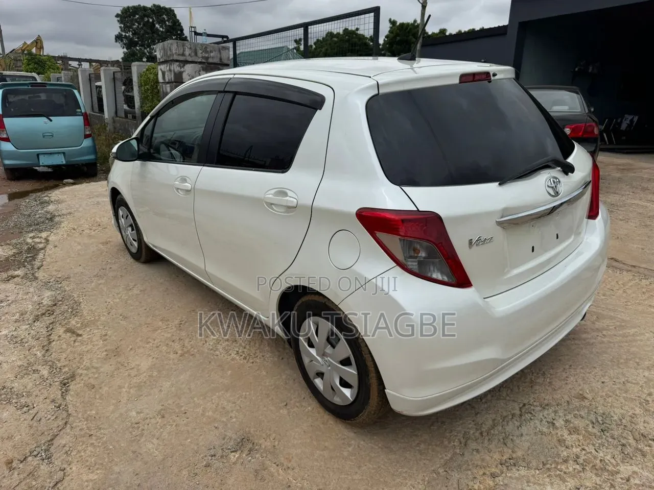 Toyota Vitz 2011 Pearl