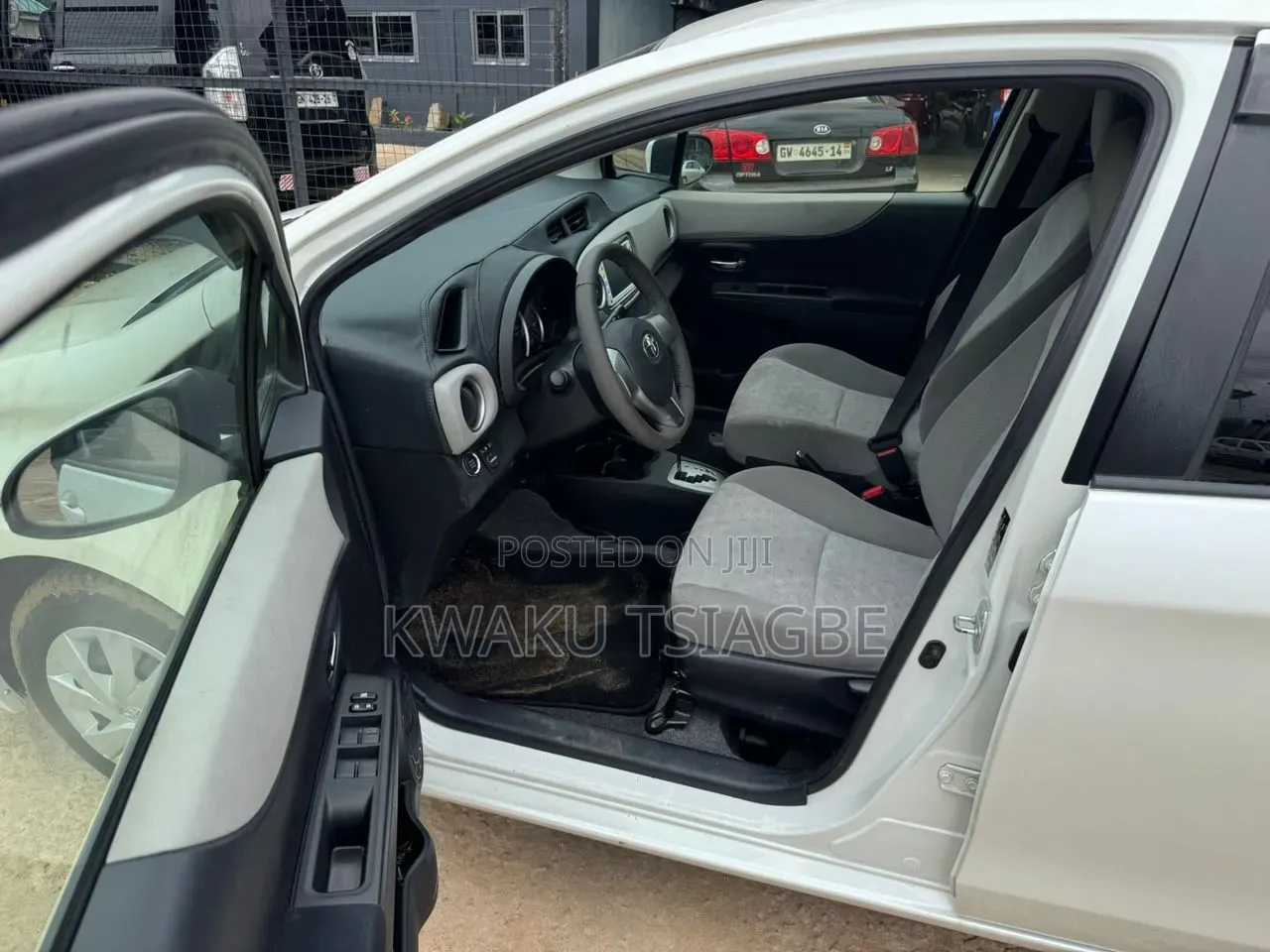 Toyota Vitz 2011 Pearl