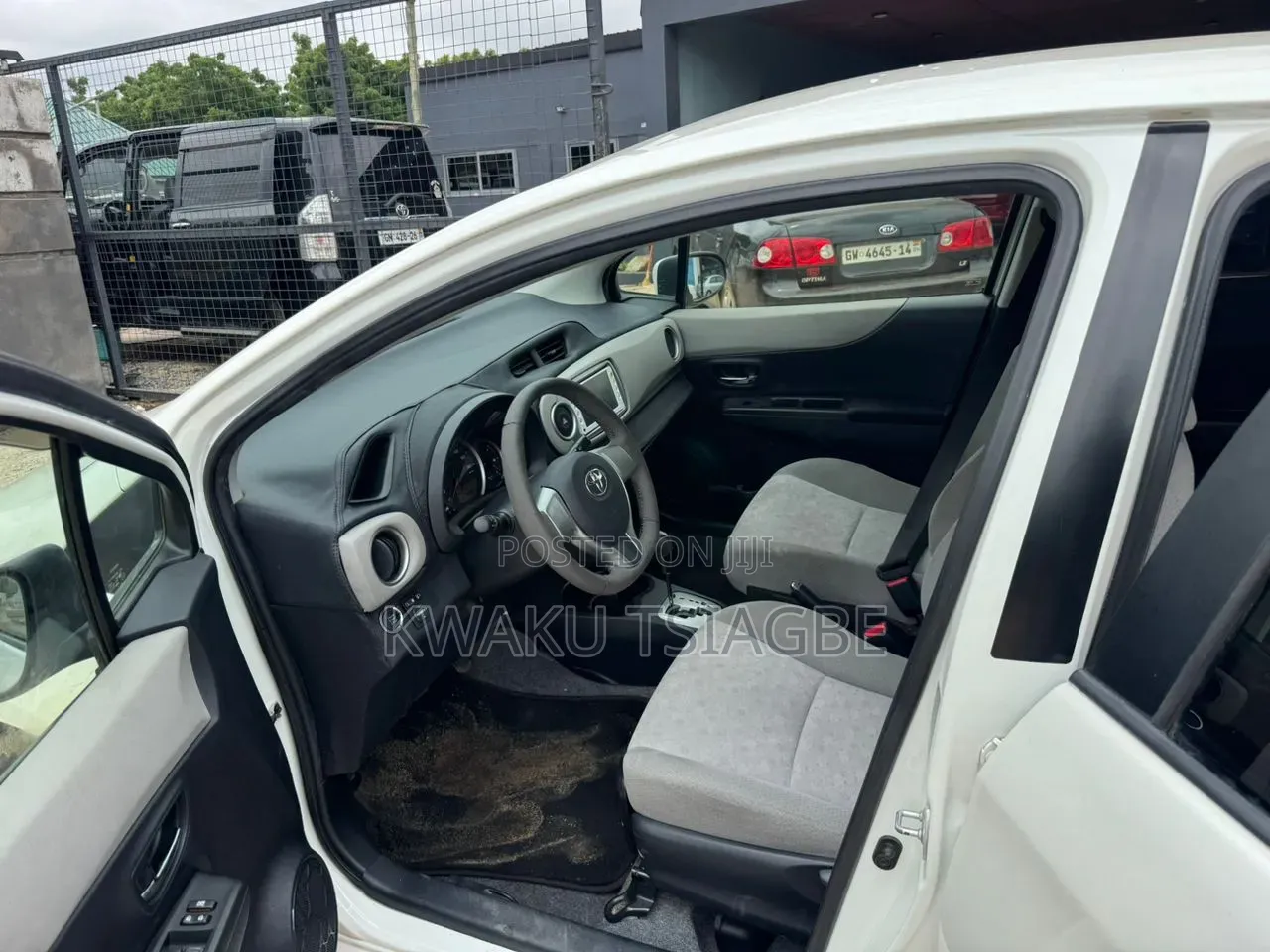 Toyota Vitz 2011 Pearl