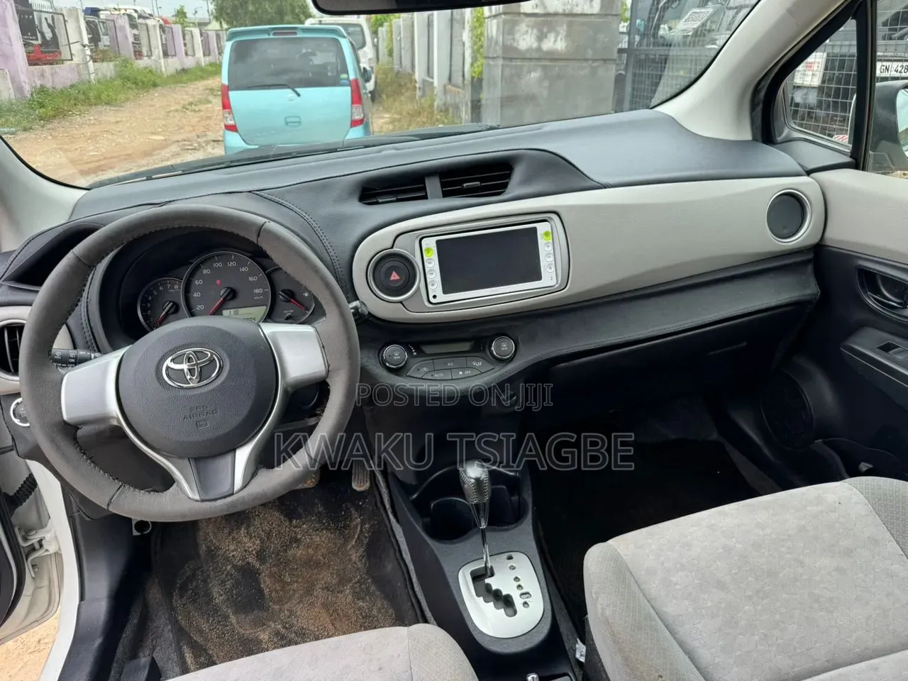 Toyota Vitz 2011 Pearl