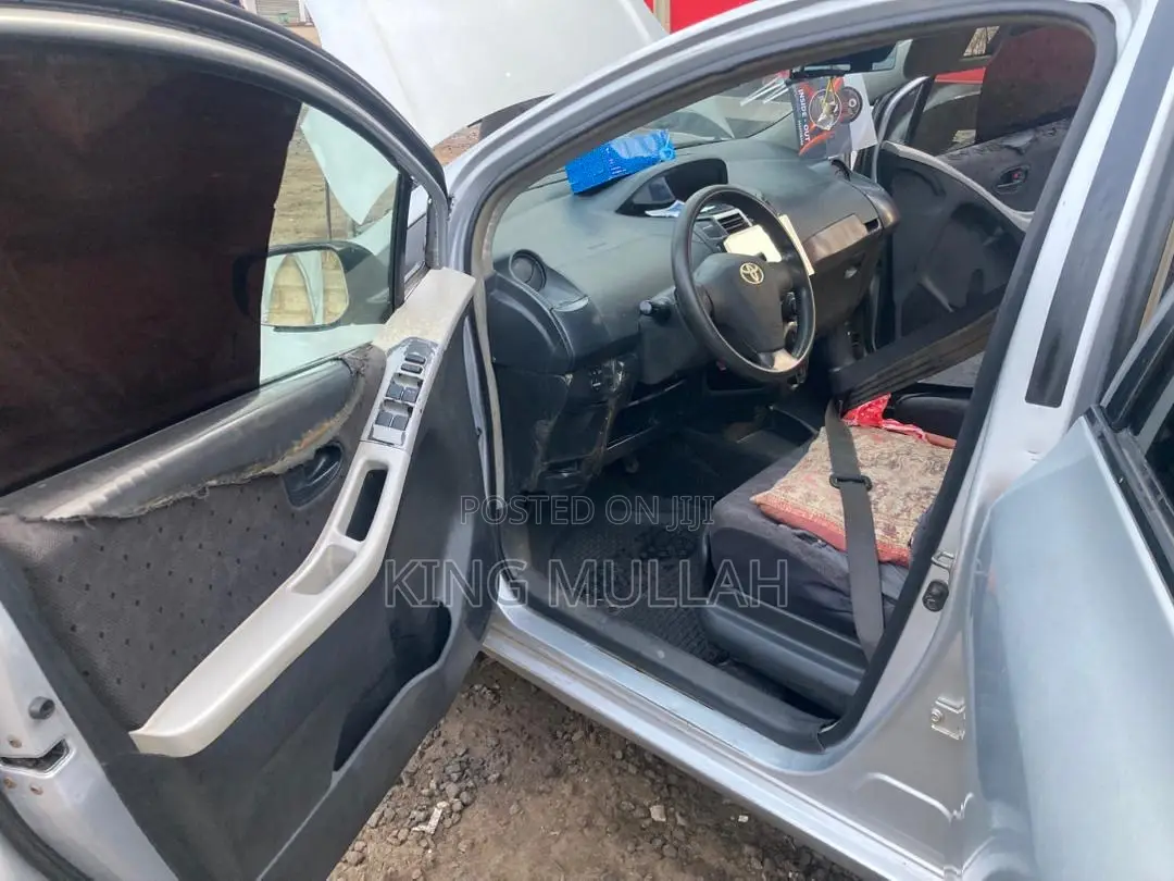 Toyota Vitz 1.3 AWD 3dr 2010 Silver