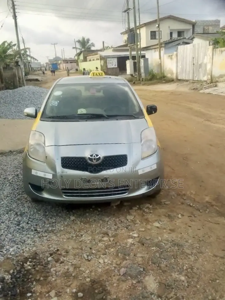 Toyota Vitz 1.5 FWD 5dr 2010 Silver