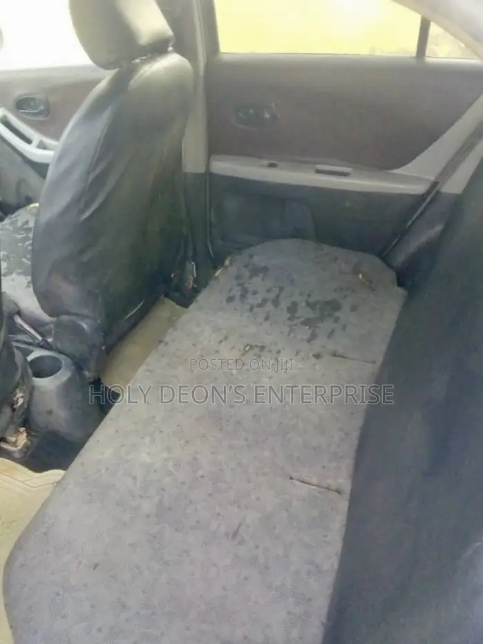 Toyota Vitz 1.5 FWD 5dr 2010 Silver