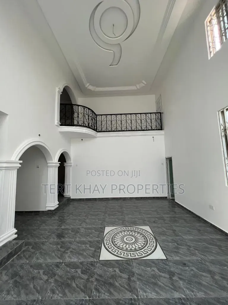 5bdrm House in Amanfro for sale