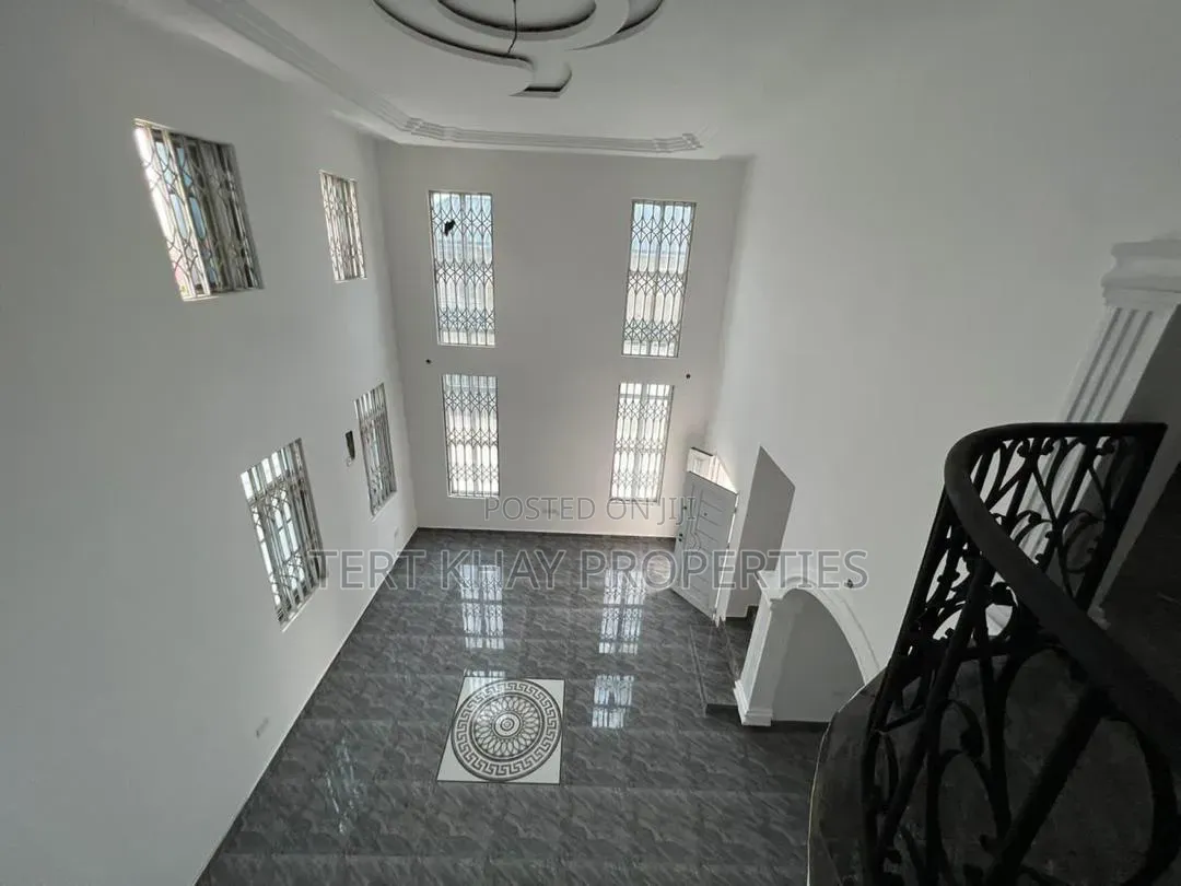 5bdrm House in Amanfro for sale