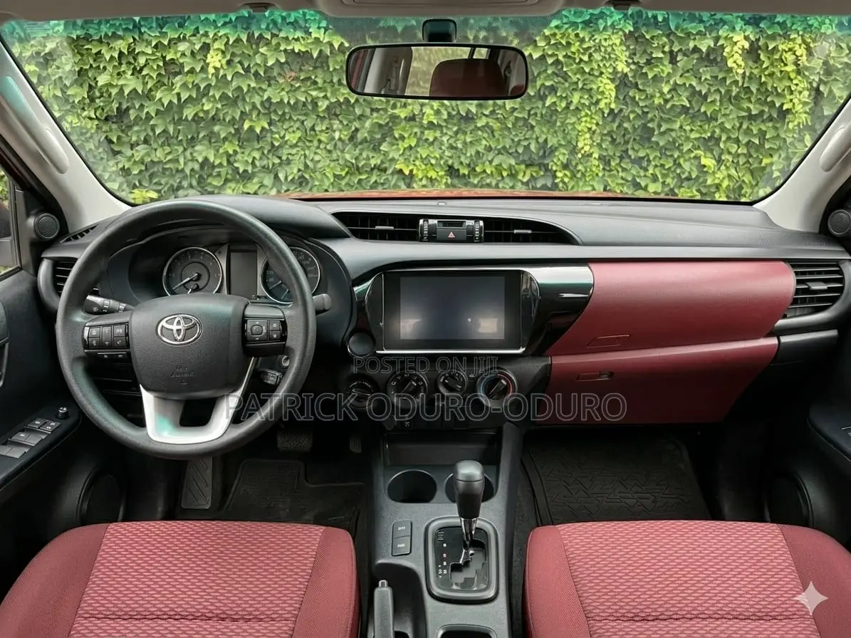 Toyota Hilux 2025 White
