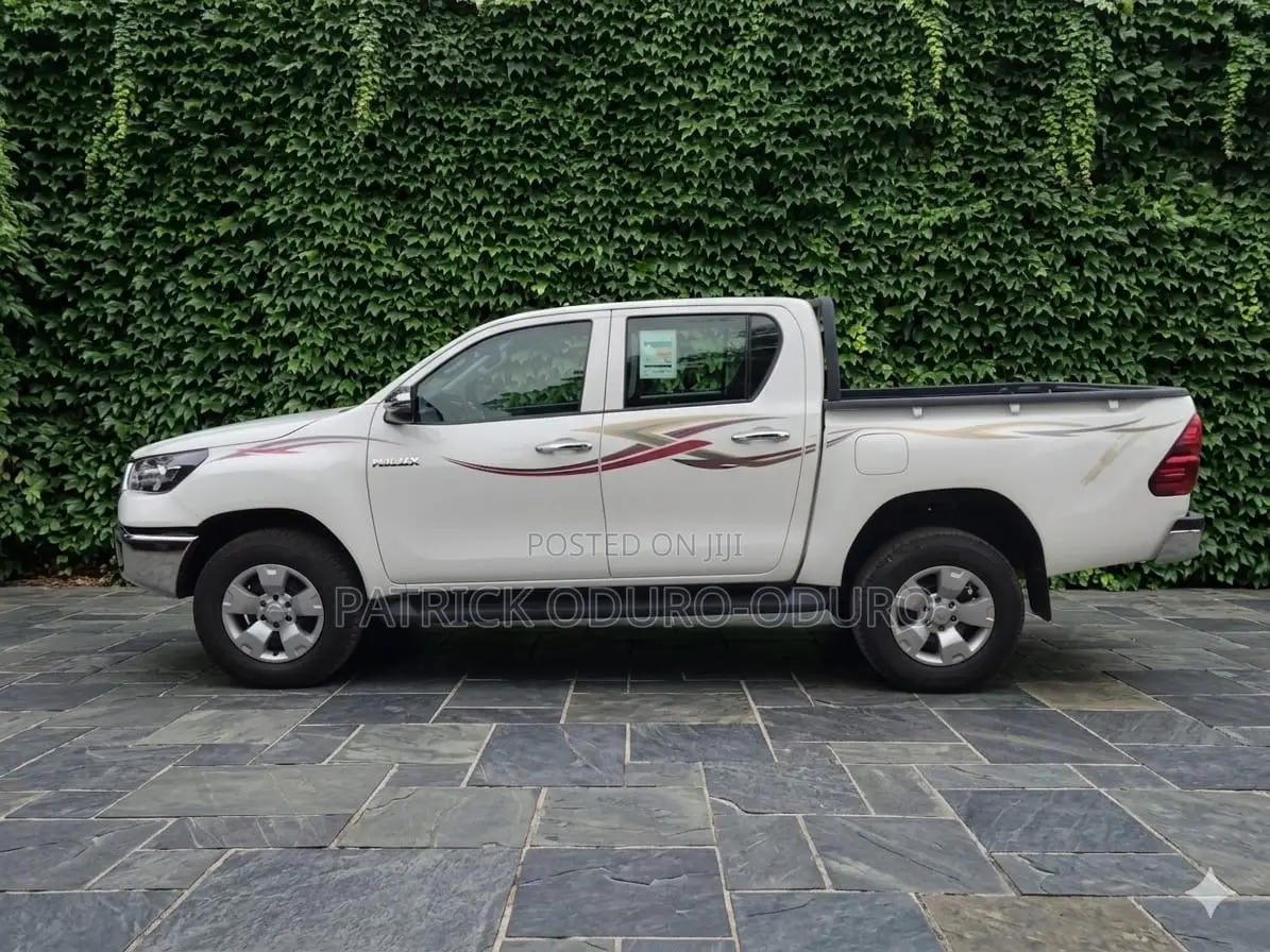 Toyota Hilux 2025 White