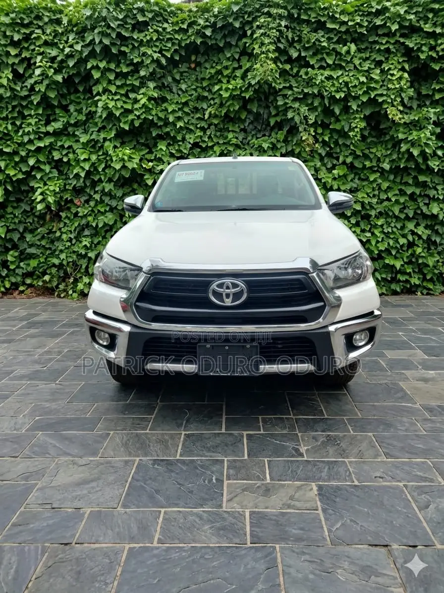 Toyota Hilux 2025 White