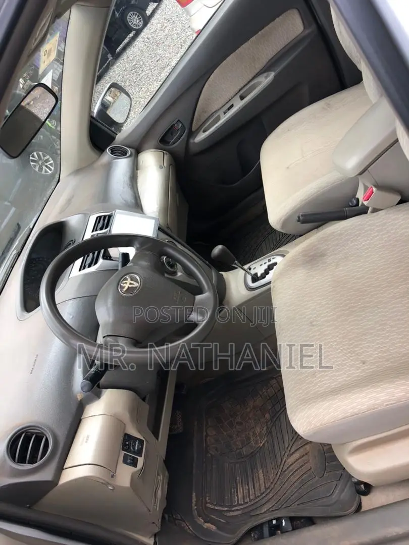 Toyota Belta 2010 Silver