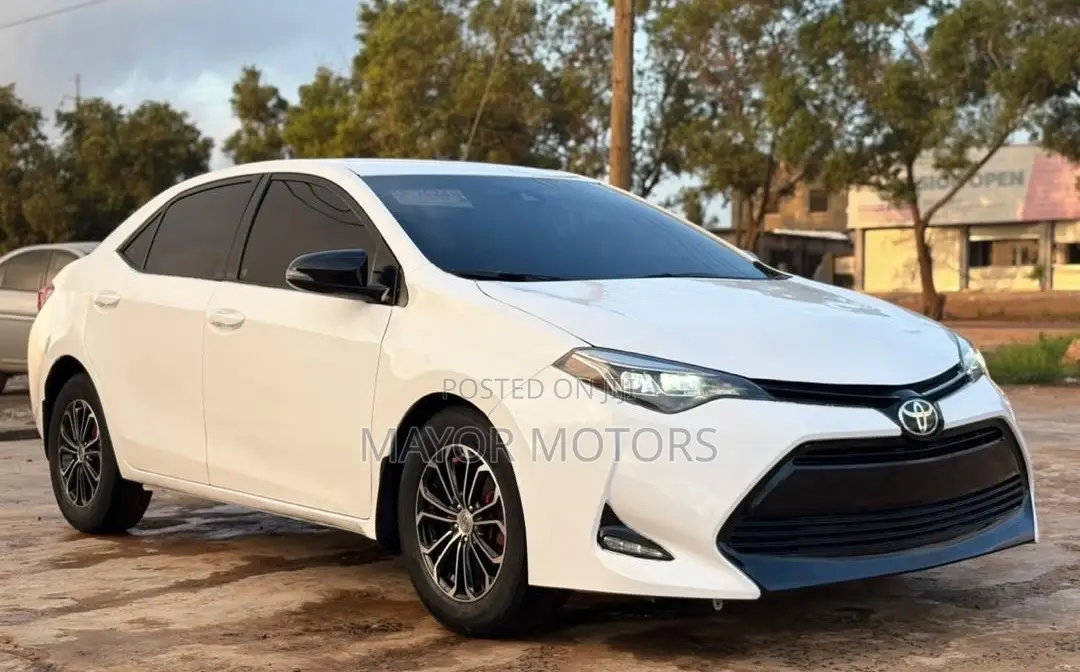 Toyota Corolla LE (1.8L 4cyl 2A) 2018 White