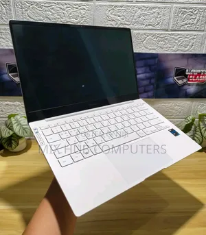 New Laptop Samsung Galaxy Book4 16GB Intel Core i7 SSD 512GB