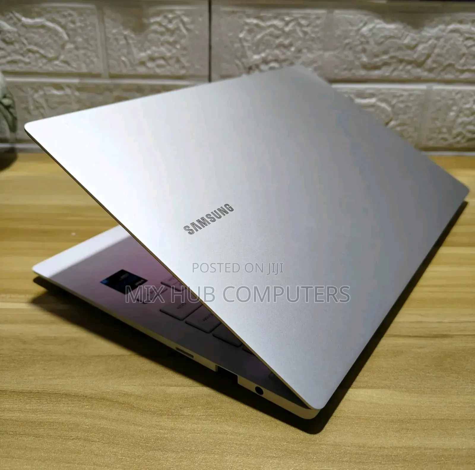 New Laptop Samsung Galaxy Book4 16GB Intel Core i7 SSD 512GB