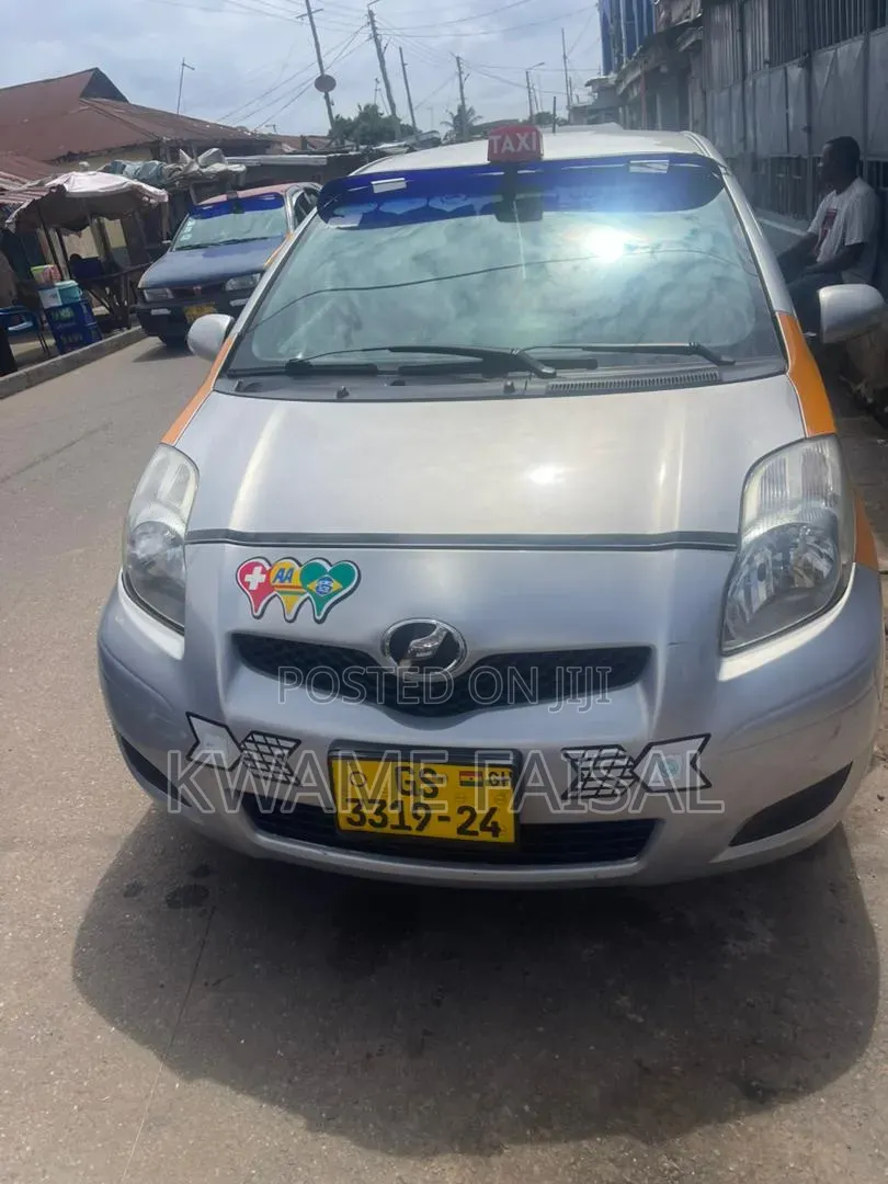 Toyota Vitz 2010 Yellow