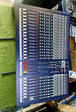 Soundcraft Lx7ii 24-Channel Analog Mixing Console