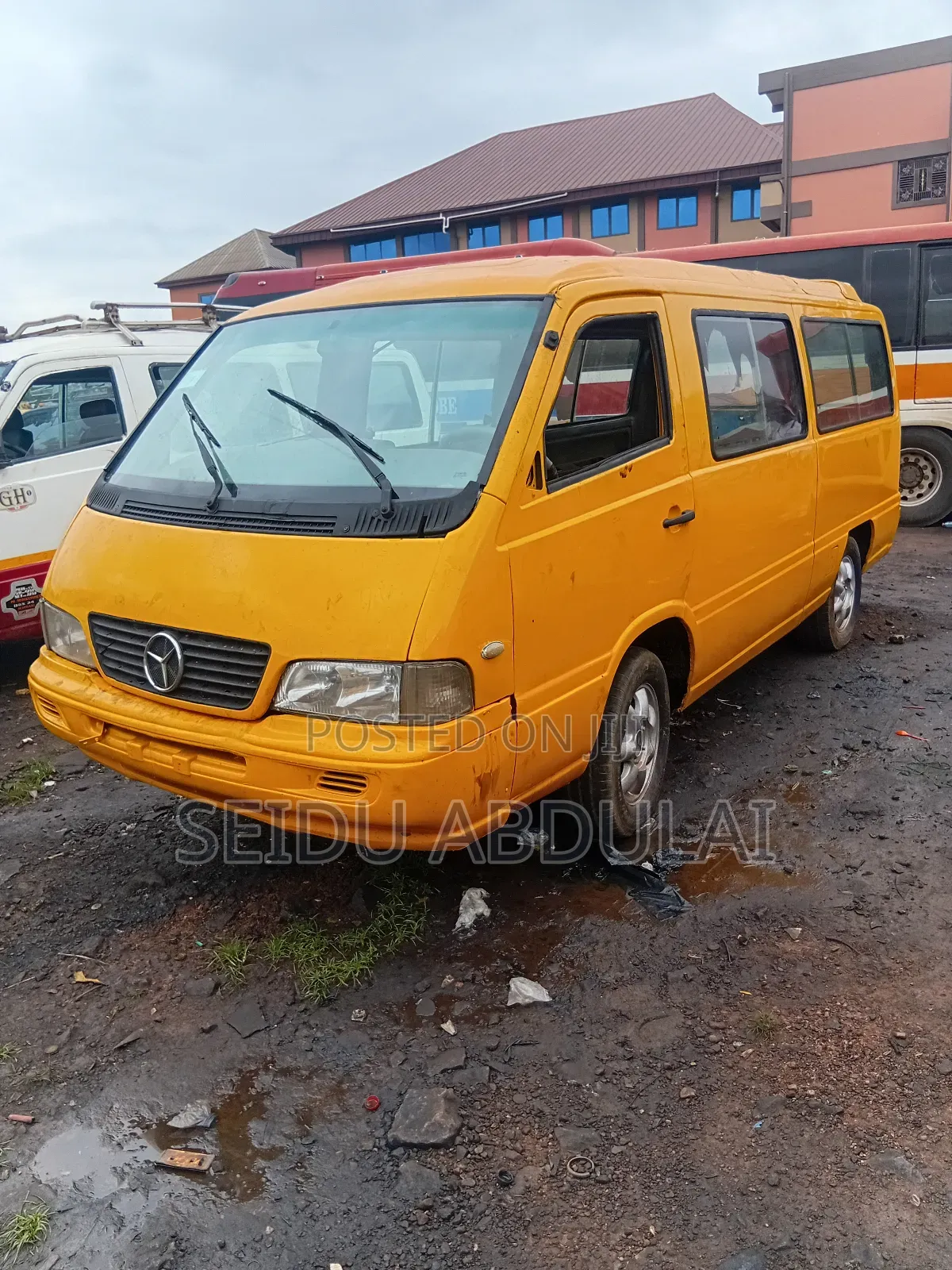 Nissan Caravan (Urvan) 2016 Yellow